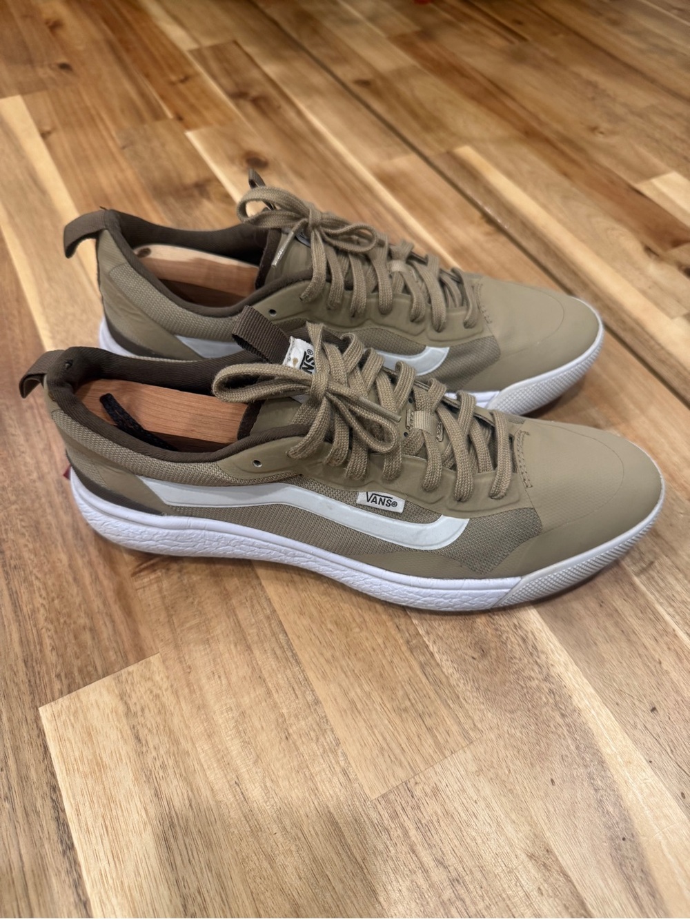 Vans Men's UltraRange low-Top Sneakers in tan with White Stripe